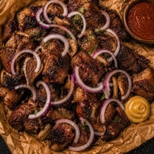 Dibi Royal — grand plateau d’agneau grillé, oignons et sauce